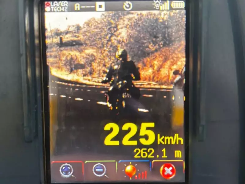 Moto é flagrada a 225 km/h na Bandeirantes: piloto recebe multa de R$ 880 e viraliza nas redes