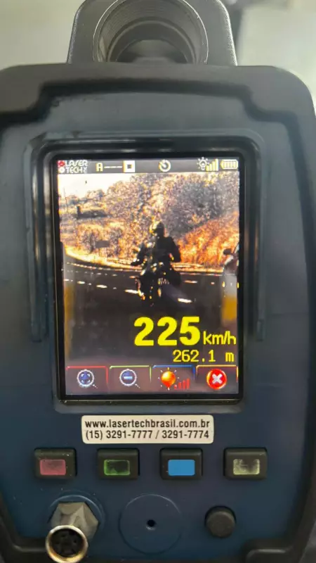 Moto esportiva de R$ 82 mil é multada por atingir 225 km/h na Bandeirantes