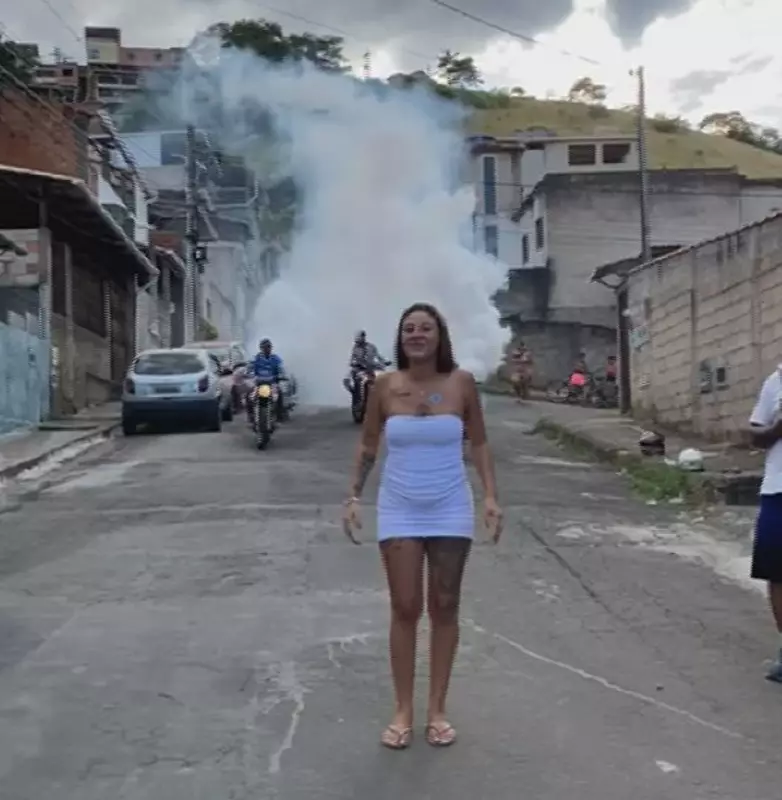 Moto solta fumaça colorida em chá de revelação e vídeo viraliza na internet