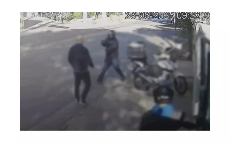 Motociclista assalta pedestre em apenas 7 segundos em Pinheiros, SP