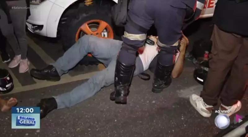 Motociclista atropela ciclista e termina debaixo de carro em acidente chocante