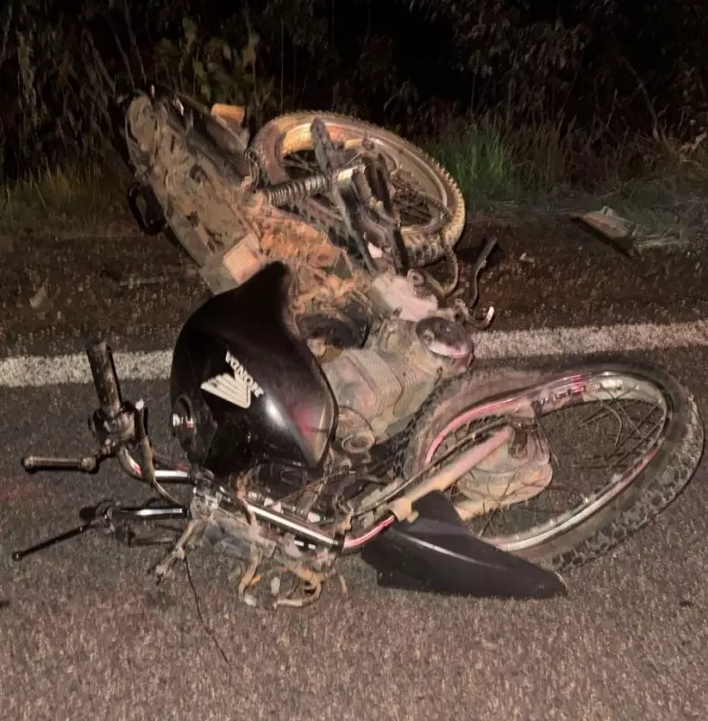Motociclista bêbado invade contramão e causa acidente grave com ônibus escolar em Normandia