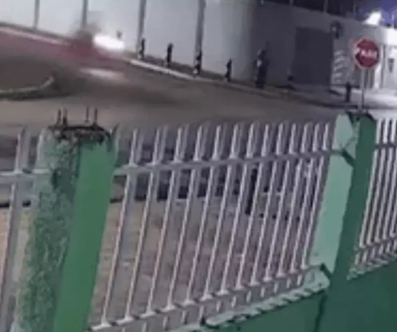 Motociclista é arremessado contra placa de pare após colisão com carro em alta velocidade em MT
