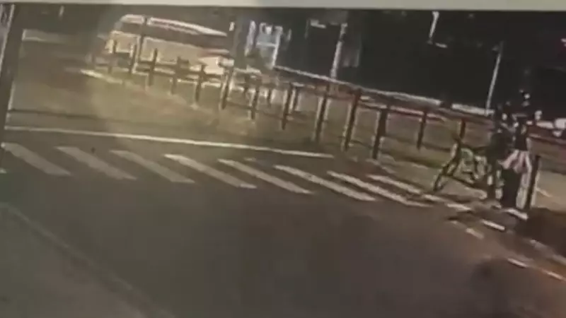Motociclista e criança se ferem em acidente causado por Kombi em conversão irregular em Vitória