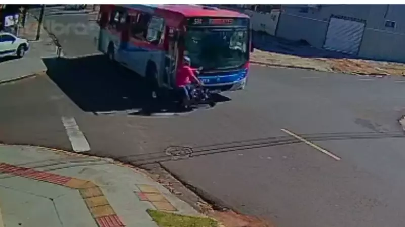 Motociclista fica grave após invadir preferencial e colidir com ônibus em Campo Grande