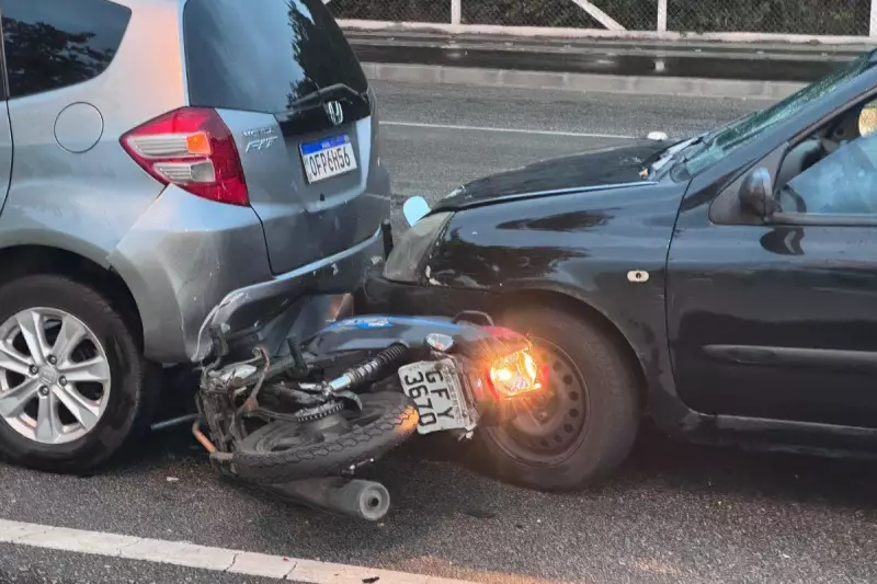 Motociclista fica prensada entre dois carros na chegada à Ilha em Florianópolis