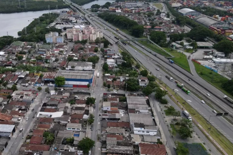 Motociclista morre em acidente com caminhão perto de viaduto em Santos, SP