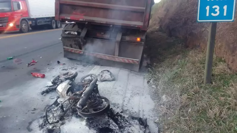 Motociclista morre em grave acidente na BR-101 em Linhares: carreta parada no acostamento vira armadilha
