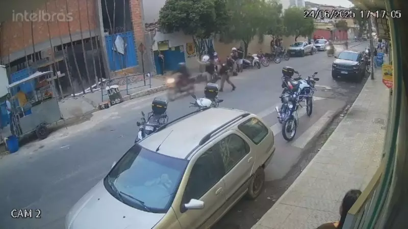 Motociclista sem habilitação joga moto contra policiais em blitz e acaba preso em MG