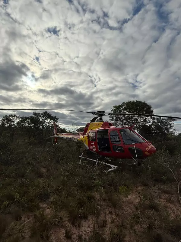 Motociclista sofre acidente em trilha e é resgatado de helicóptero no norte de MG