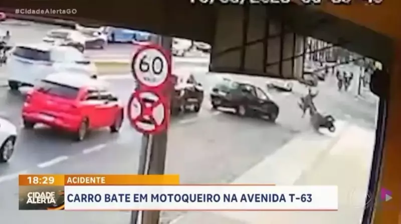 Motociclista sofre acidente grave após carro invadir faixa de ônibus em Goiás