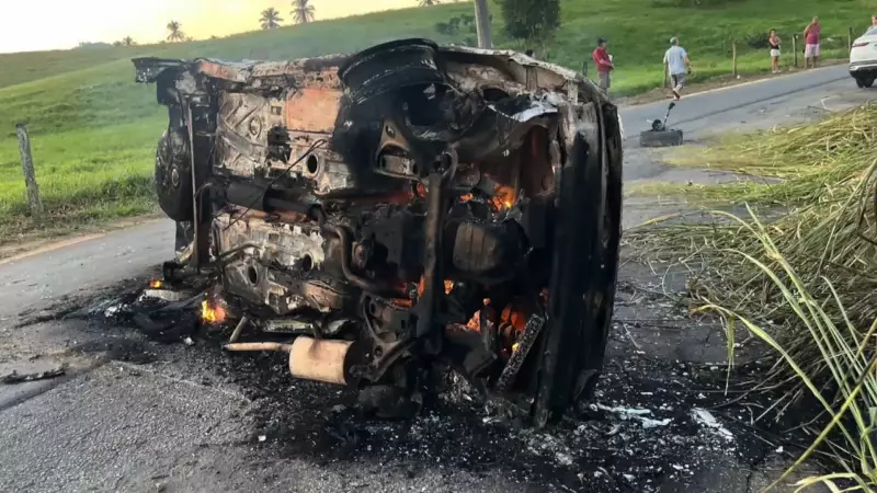 Motorista bêbado e sem CNH causa caos no ES: atropela clientes em bar, foge, capota e carro pega fogo