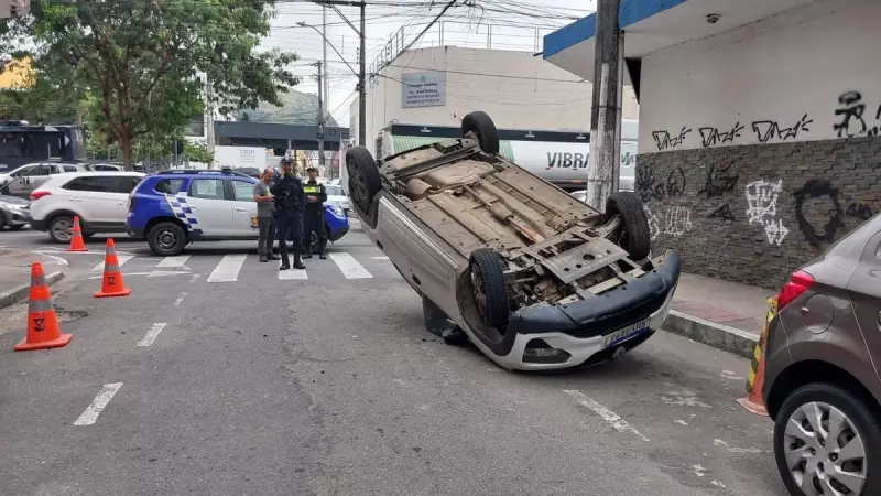 Motorista de aplicativo tem carro roubado, bandido capota durante fuga e é preso em Vitória