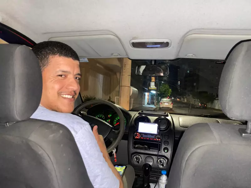 Motorista de aplicativo usa pausas no trânsito para estudar e realizar sonho de ser PRF