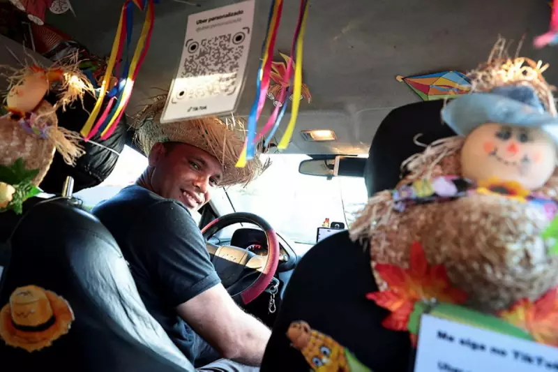 Motorista de app transforma carro em festa junina e surpreende passageiros no litoral de SP