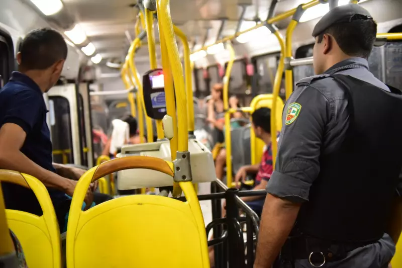 Motorista de ônibus recebe indenização de R$ 168 mil após sofrer 19 assaltos no trabalho