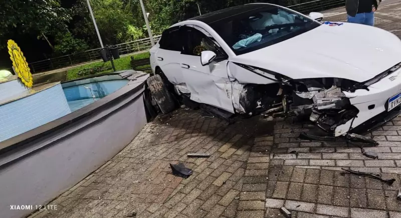 Motorista destrói chafariz em SC e foge do local: danos ao patrimônio público