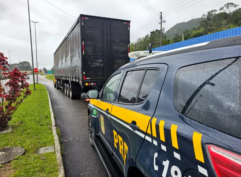 Motorista desvia carga de caminhão na BR-101 em Santa Catarina e causa transtornos