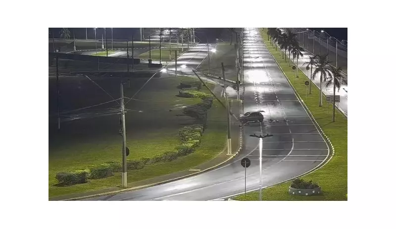 Motorista dorme ao volante, bate em poste e derruba outros dois em Paulínia: veja detalhes