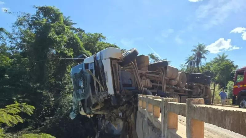 Motorista é arremessado ao rio após carreta ficar pendurada em ponte da BR-146 em MG