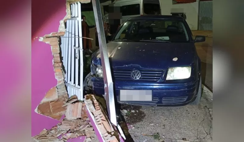 Motorista embriagada causa acidente e colide carro em muro de residência em Itapetininga