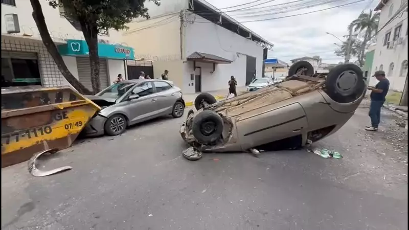 Motorista embriagado capota carro após colisão com veículo estacionado em Governador Valadares
