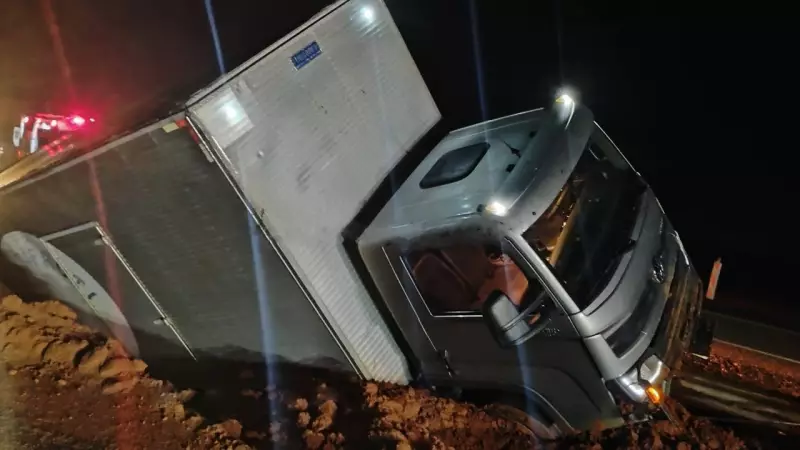 Motorista embriagado tomba caminhão na SP-333 em Guarantã: veja detalhes do acidente