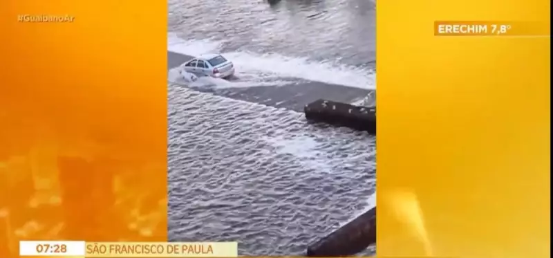 Motorista enfrenta travessia arriscada em estrada alagada no Rio Grande do Sul