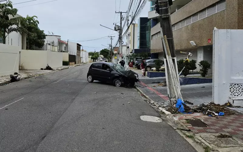 Motorista perde controle, bate em poste e foge em surto na Zona Sul de Aracaju
