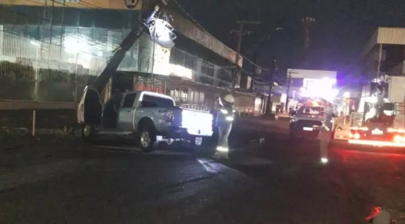 Motorista perde controle durante ultrapassagem e bate em poste na Zona Norte de Manaus