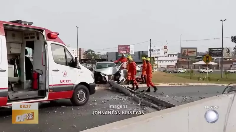 Motorista perde controle e derruba poste na EPTG em Águas Claras — Veja o vídeo!