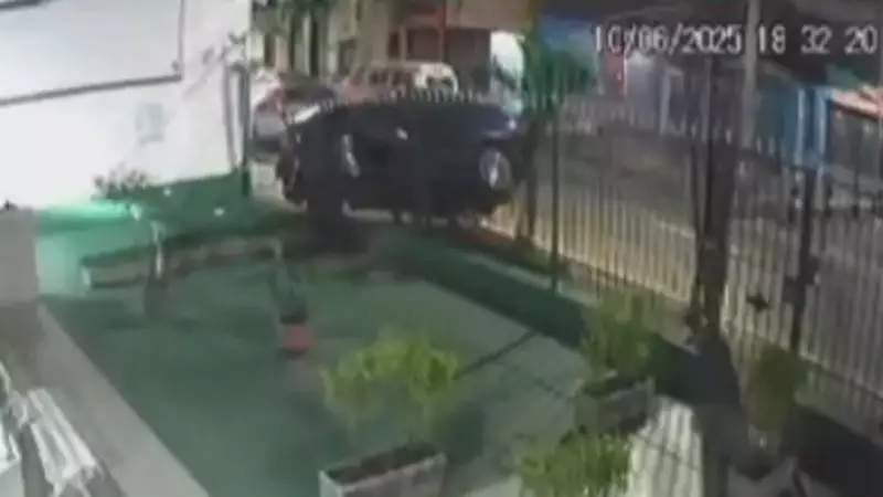 Motorista reage a assalto no Rio e derruba bandido com o carro — veja o vídeo