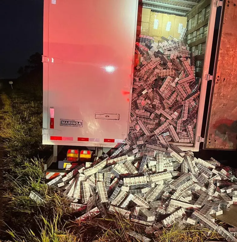 Motorista salta de caminhão em movimento e PRF apreende 175 mil maços de cigarros ilegais em Cascavel