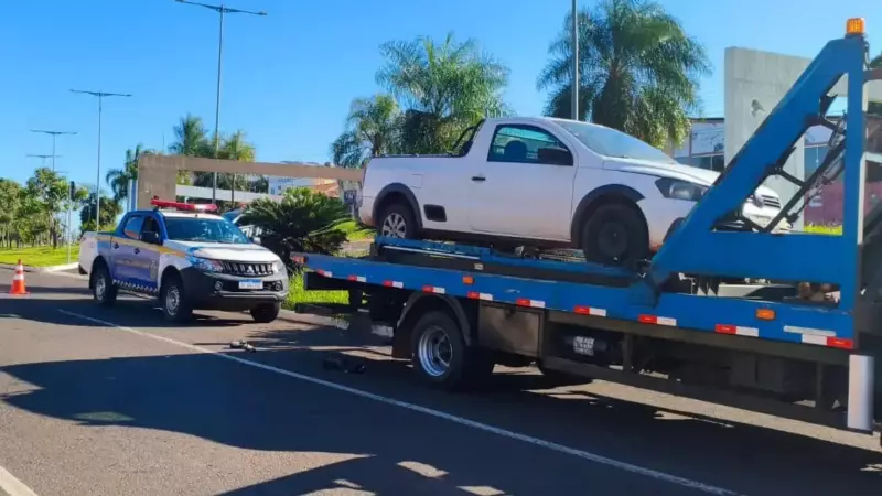 Motorista tem picape apreendida com mais de R$ 100 mil em débitos ao ser flagrado sem cinto e sem habilitação em MS