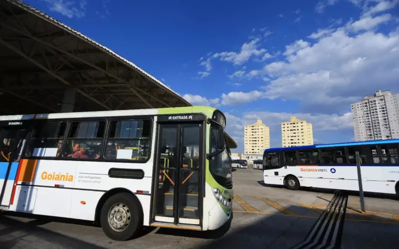 Motoristas de ônibus em Goiás cancelam greve após acordo salarial com empresas