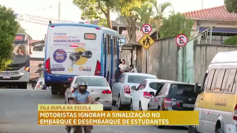 Motoristas desrespeitam sinalização e ocupam área de embarque de estudantes em BH