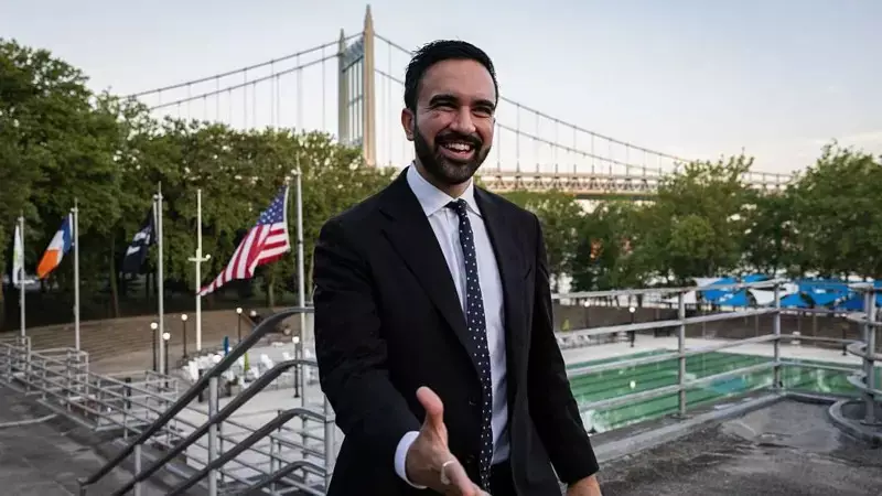 Muçulmano socialista de 33 anos, defensor de tarifa zero no transporte, lidera disputa pela prefeitura de Nova York