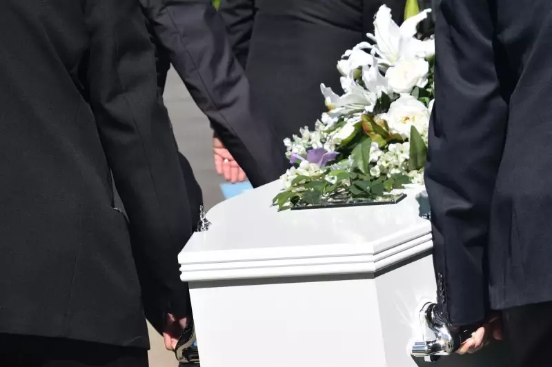 Mulher declarada morta acorda dentro do caixão após erro médico chocante