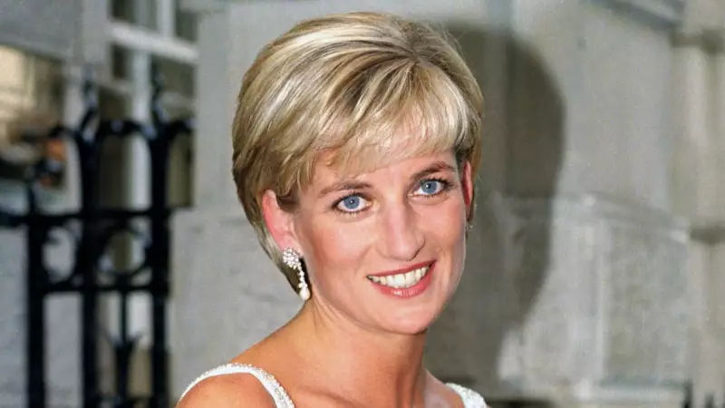 Mulher desmaia após arrematar vestido usado pela Princesa Diana no Brasil