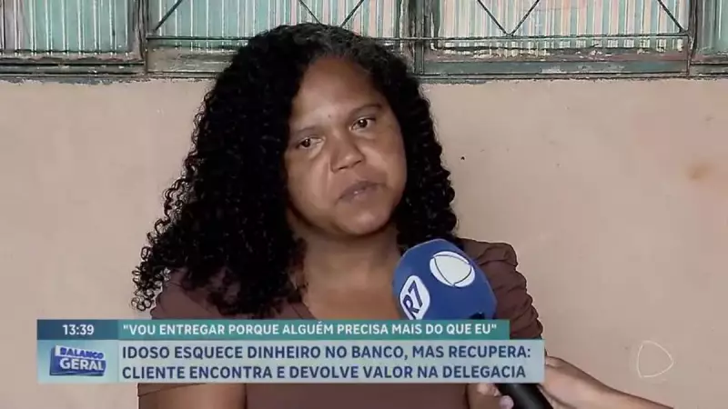 Mulher devolve R$ 400 a idoso e emociona ao dizer: "Pensei em quem precisava mais"