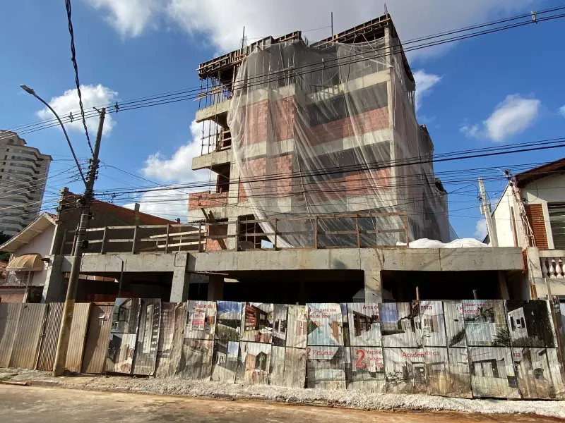 Mulher é atingida por placa de madeira em obra em Piracicaba: veja detalhes