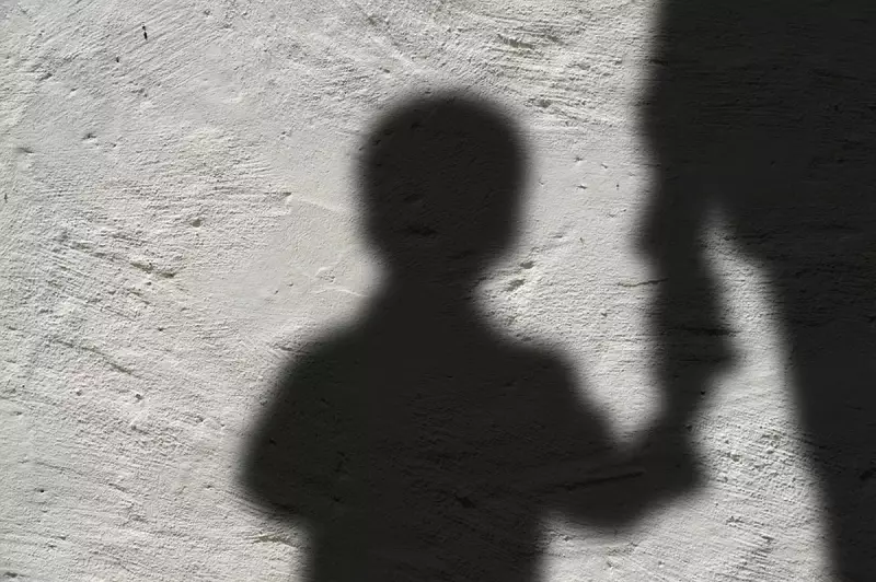 Mulher é condenada a 16 anos de prisão por deixar criança morrer de fome e sede em Caçapava, SP