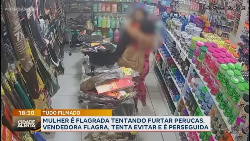 Mulher é flagrada tentando furtar perucas em loja e vendedora reage em perseguição