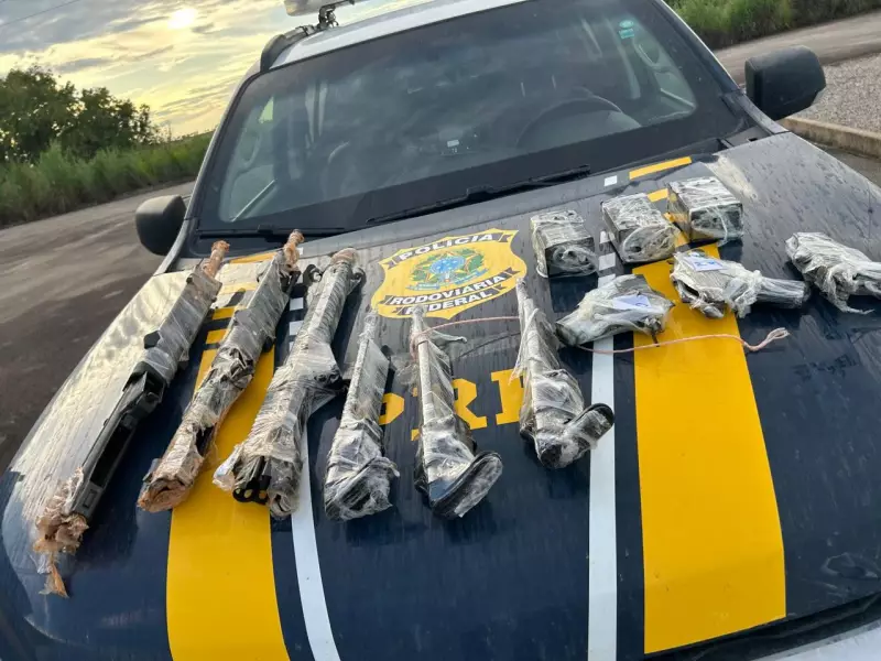 Mulher é presa com 3 fuzis de alto poder em rodovia de Roraima: armas poderiam derrubar avião