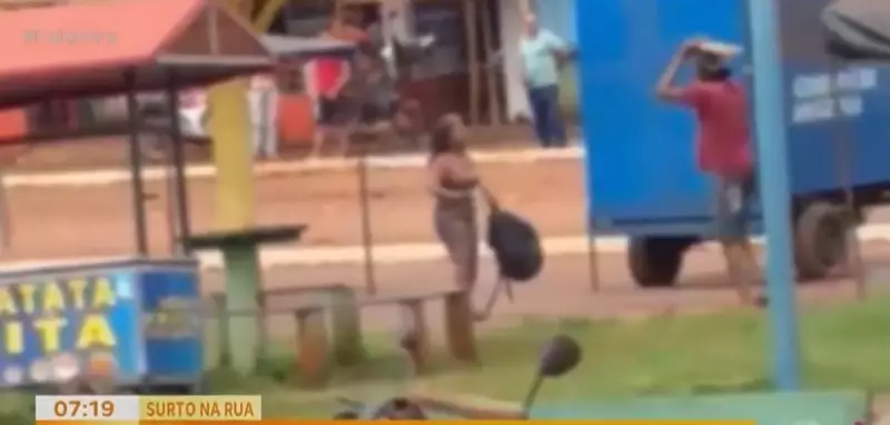 Mulher em situação de rua ataca homem com faca em praça pública: veja detalhes