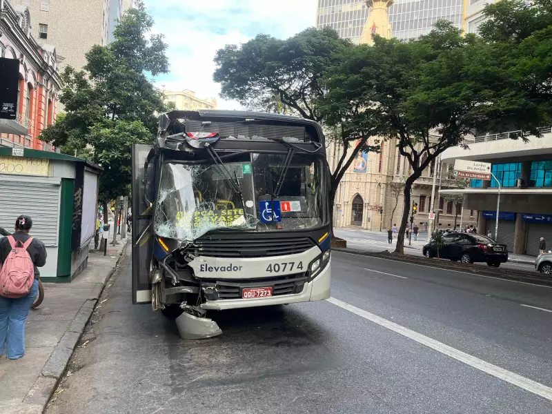 Mulher fica em estado grave após ser atingida por poste derrubado por ônibus em Minas Gerais