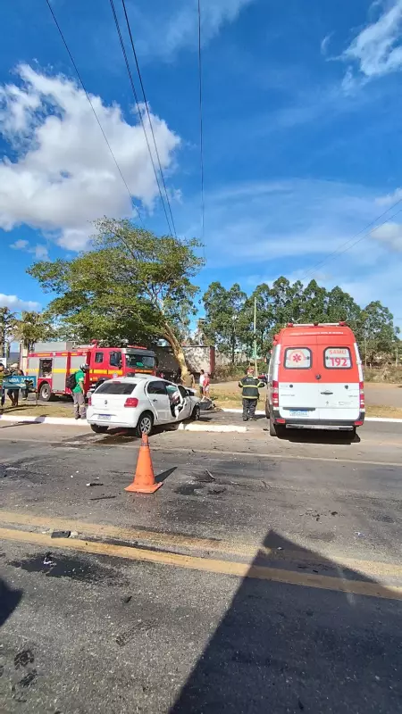 Mulher fica presa em ferragens após colisão entre carro e carreta na BR-251 em Minas Gerais