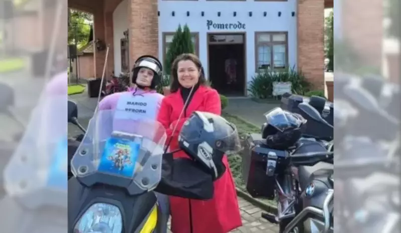 Mulher viaja 2 mil km de moto até SC com marido reborn na garupa: história de amor e coragem