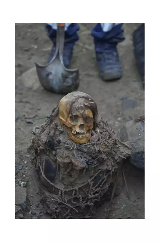 Múmia pré-inca de mil anos é descoberta durante escavação de gasoduto no Peru