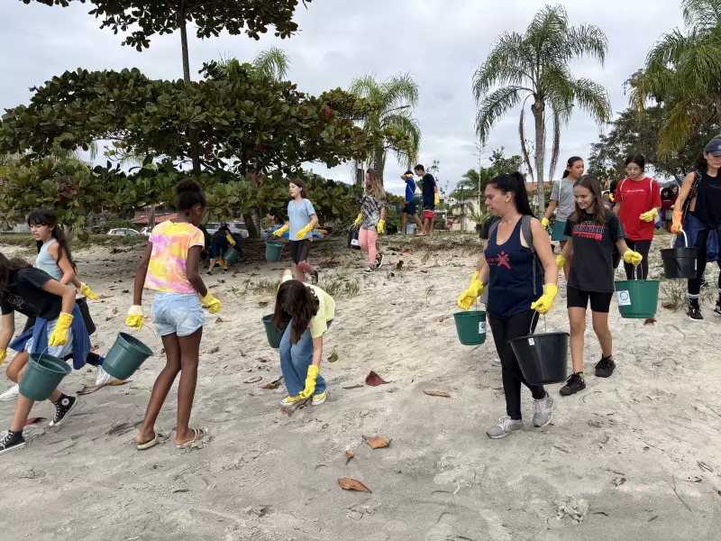 Mutirão de limpeza retira mais de 200 kg de lixo da orla do Itaguaçu em Ubatuba